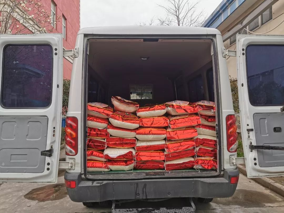 【战疫有我】2000斤大米,400箱泡面:让大家吃的饱饱的!_南翔
