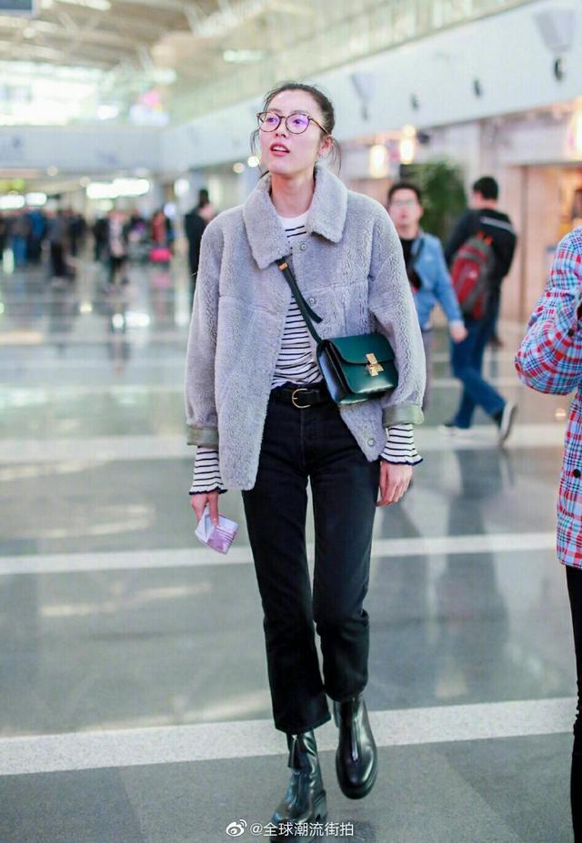 刘雯近期私服造型,黑色短靴搭配紧身九分裤,尽显干脆利落风格