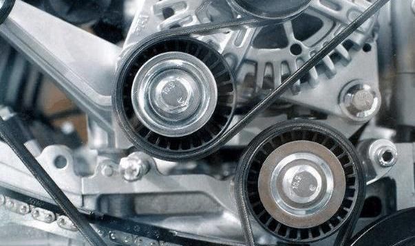 汽车高速行驶时发动机皮带断了怎么办这么做或能化险为夷