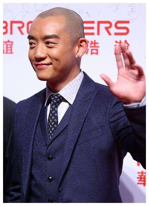 跑男成员光头造型来袭郑凯造型帅气十足鹿晗则不可想象