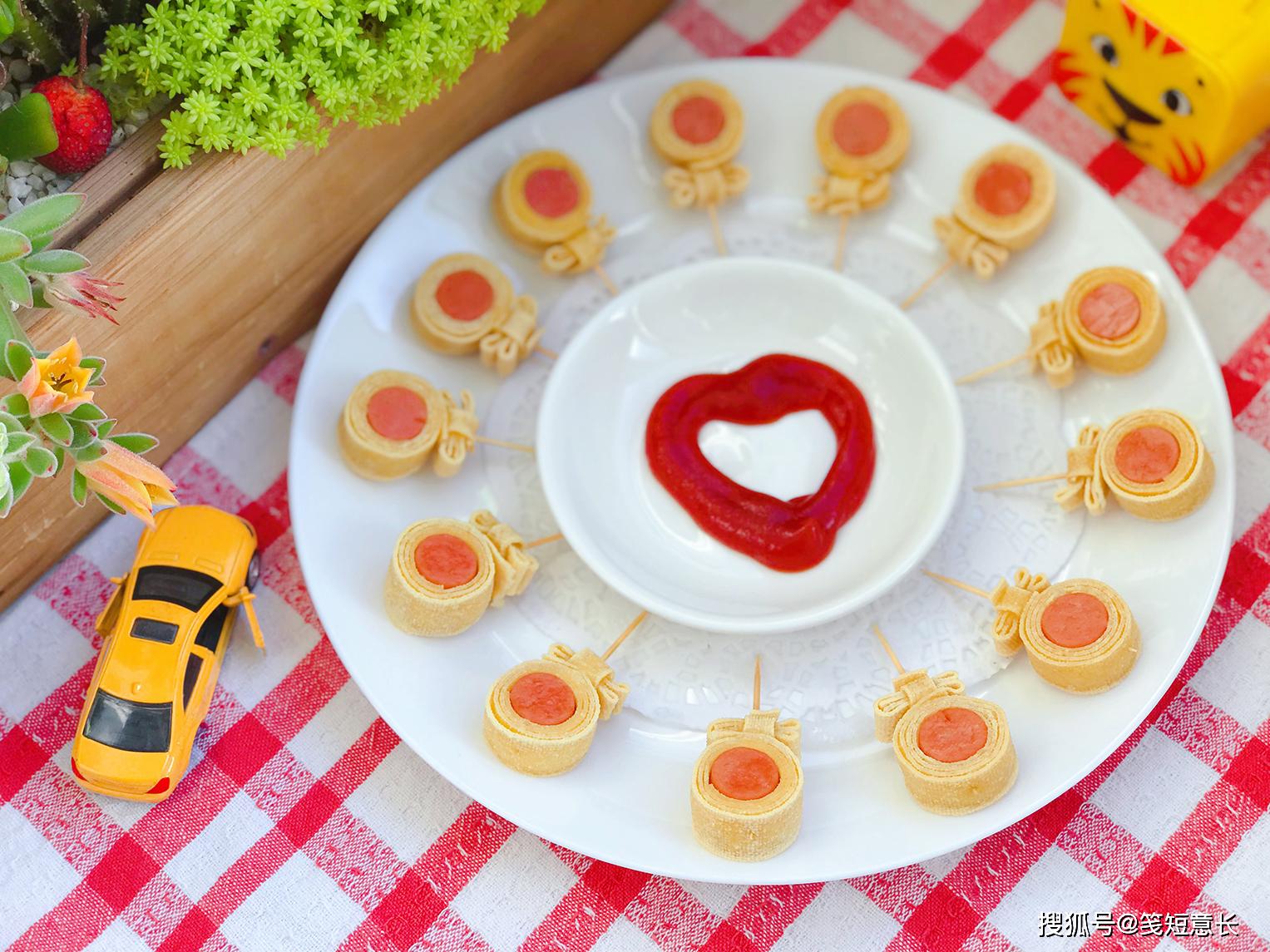 1张豆皮2根火腿肠,卷一卷做成精致小零食,一口一个,孩子超爱吃