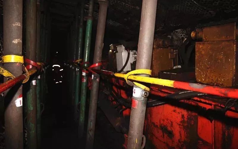 集团副总裁苗孟周一行,向邯山区捐赠了价值15万元的200箱复合过氧乙酸