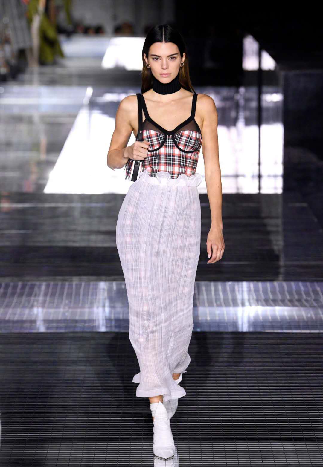 肯豆穿吊带鱼尾裙走秀,大秀直角肩和巴掌腰,这身材比例也太好了