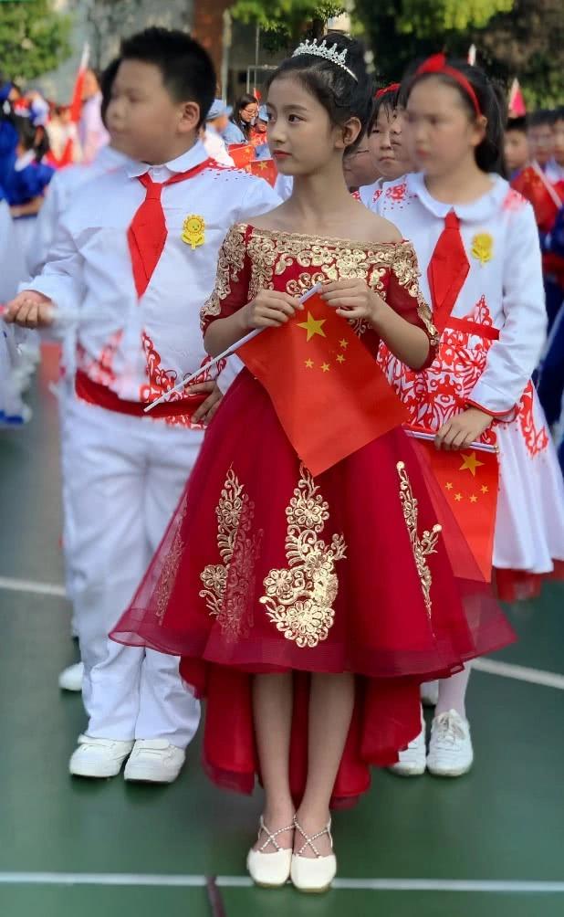 原创 童星裴佳欣参加校运会,穿自己设计的"婚纱裙",这初恋脸无敌了