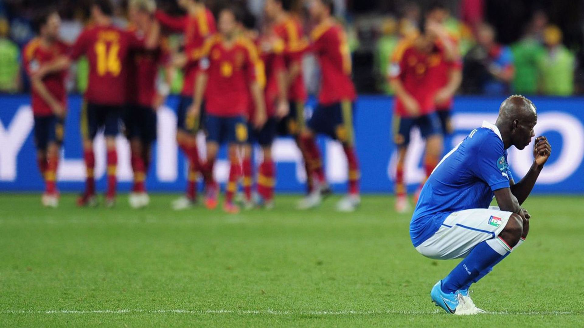 欧洲杯上横空出世,曼市德比舍我其谁,年少成名却挥霍天赋_巴洛特利