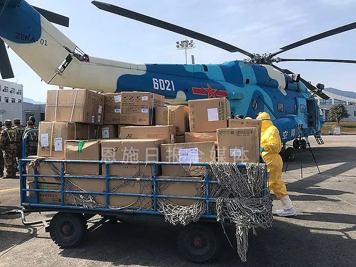 刚刚军用直升机搭载一批紧急物资抵达恩施