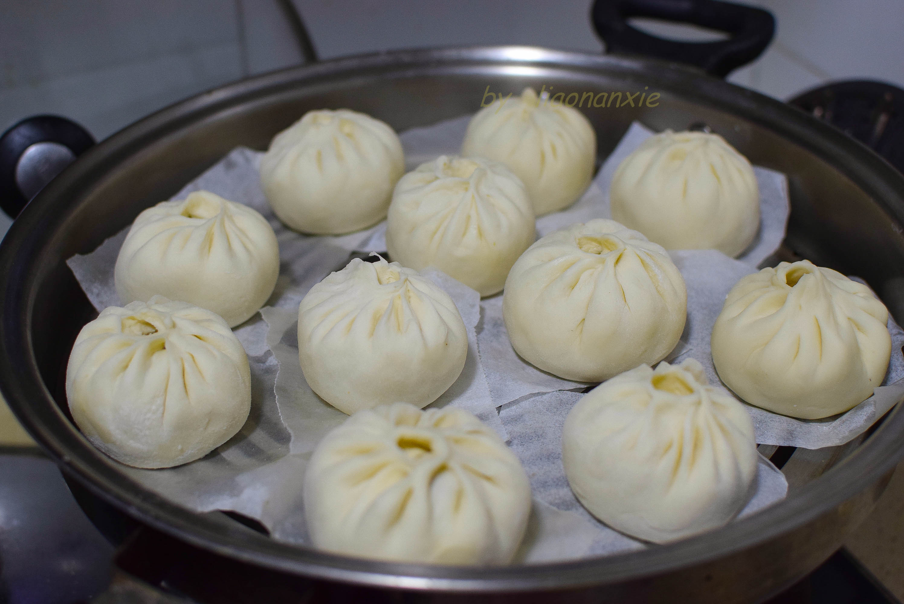 原创百吃不厌的大包子,出锅还滋滋冒油,老公一口气吃了三个