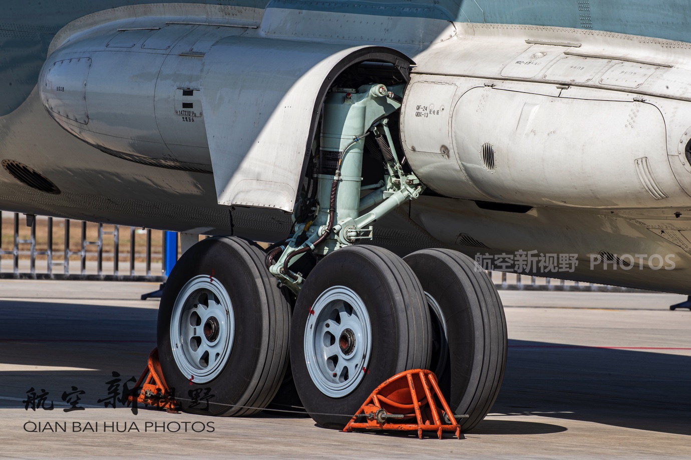 相比运-8运输机变化不大,区别主要是加强了机体结构,强化的起落架强度