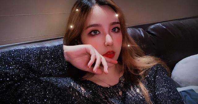 rita发自拍,眼神勾人_姿态