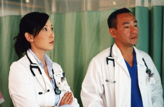 她入行不久就遇到现任老公,身家过百亿的台湾富商王华麟,2001年吴美珩