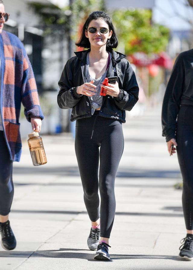 女星露西海尔洛杉矶街头休闲拍照她看起来很有活力