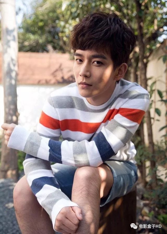 仔细算来,黄由启入行也才三年多而已,如今凭借岑福一角被观众熟知