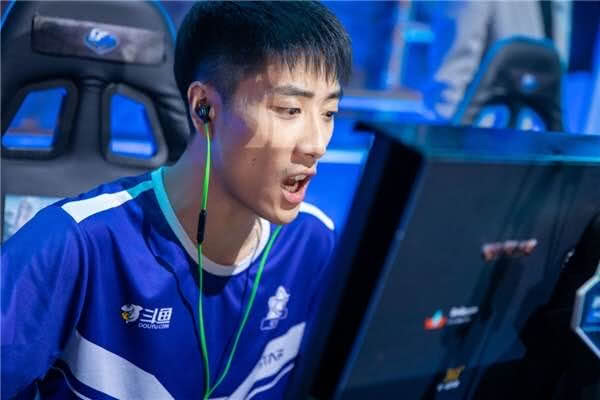 在cfpl第一赛季举办之前,由于林肯加盟东珈ab,东珈精鹰突破能力下滑