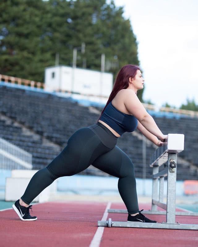 原创大码女人有魅力粗腿宽臀细腰还把健身当习惯