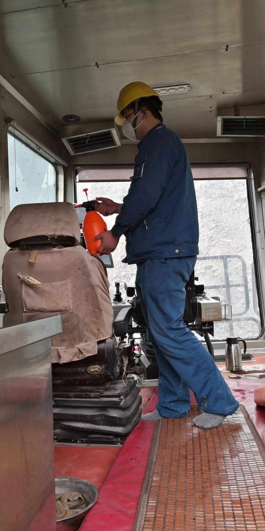 青安岗员为电铲驾驶舱消毒03疫情就是命令 防控就是责任疫情来临,大学