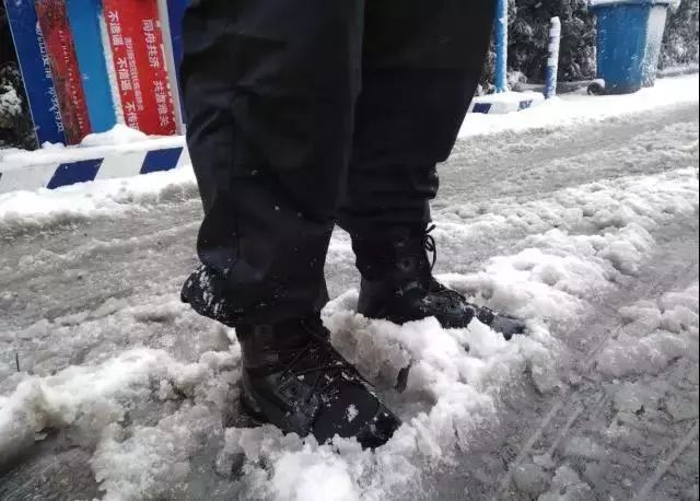 亦城战疫党旗飘扬鞋子湿透也阻挡不住奔往战疫一线的步伐