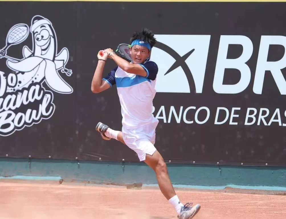 在父亲的影响下,李瀚文走上了网球的道路.