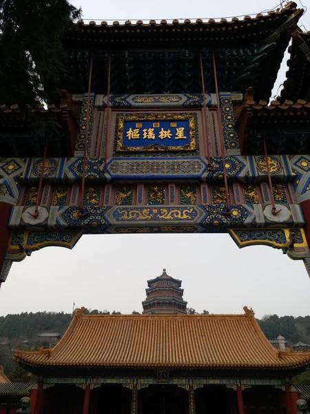 星拱瑶枢现在请大家随我步入长廊,边走边欣赏长廊彩绘与湖光山色.