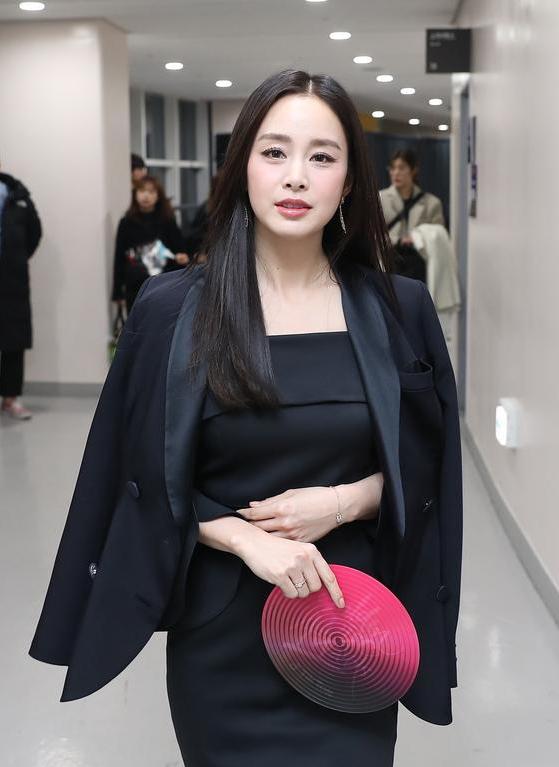 rain妻子金泰希产后发福一袭小黑裙穿出水桶腰双下巴抢眼