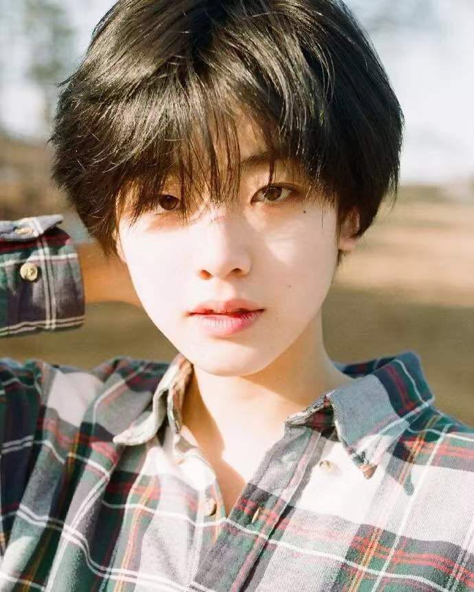 后悔春节前没去整个容这位单眼皮女孩一样性感又帅气