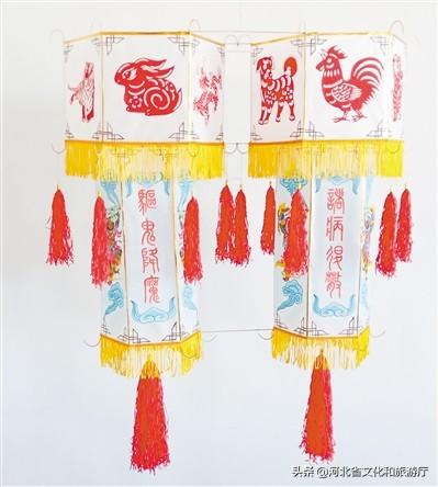 "条幅的八卦风筝徐徐升空,紧接着,另一只画着十二生肖和钟馗的筒形