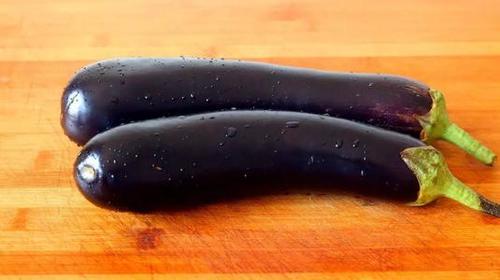 茄子不可水洗,也不可磕碰,受热,应存放在阴凉通风处.