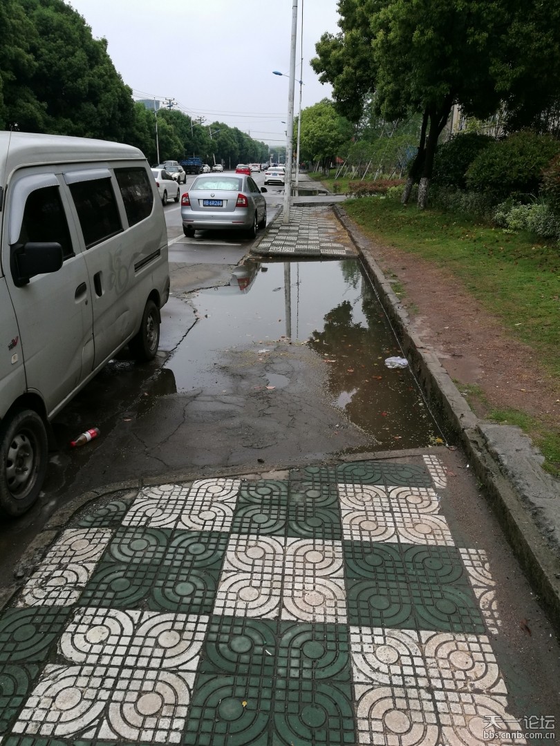 学院路道路残破,一到下雨天,人行道根本没法走人