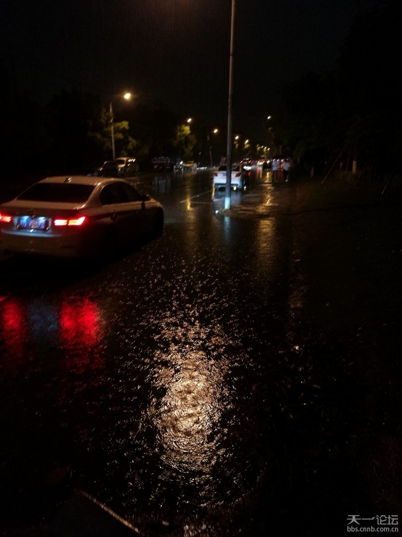 网友反映海曙区学院路道路残破一到下雨天积水严重无法行走