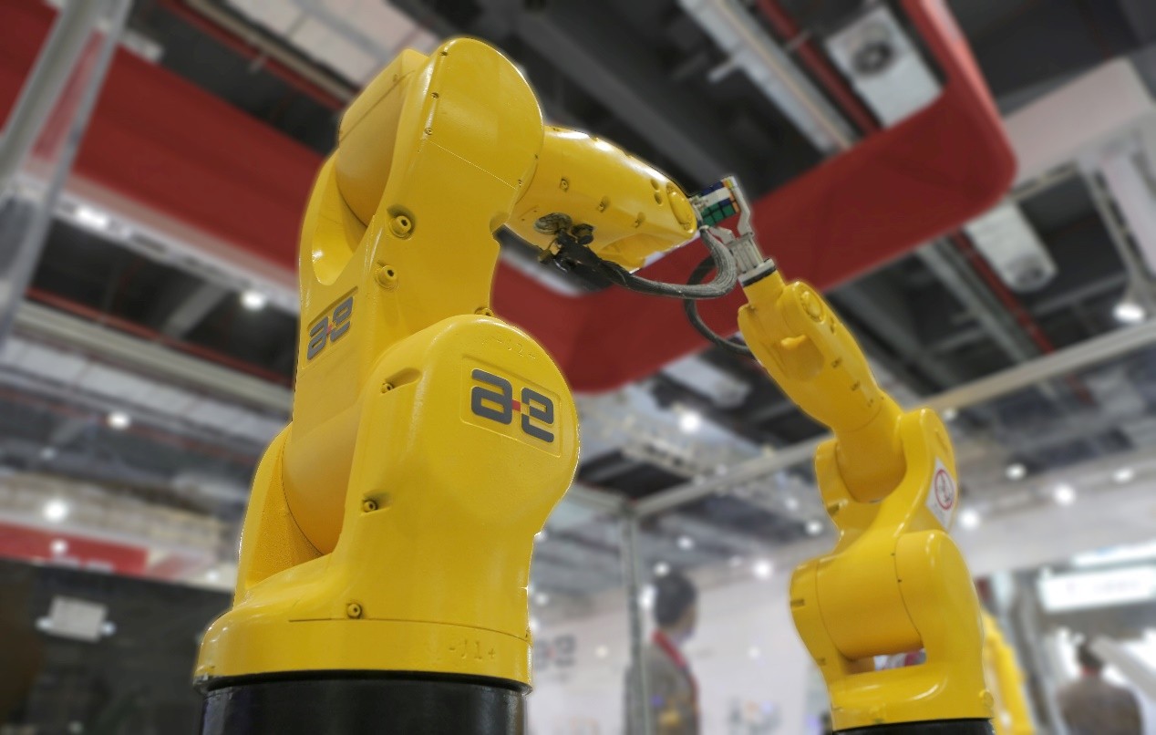 是拥有完全自主知识产权且自主设计制造集成应用的工业机器人《美国