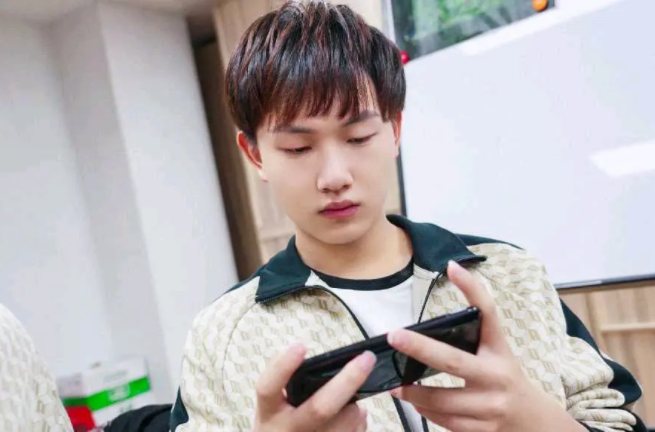 当中qghappy战队的飞牛大将军fly在直播的生活,就透露出fmvp新皮肤的