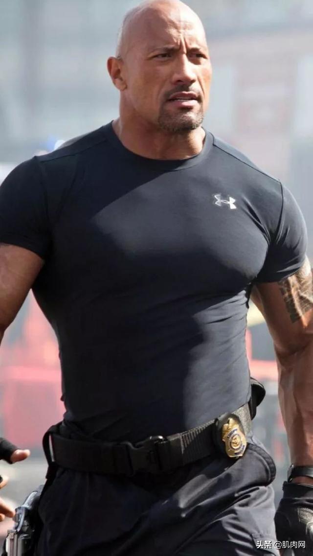 肌肉小伙街头秀身材,健壮身材引妹子纷纷上前拥抱_健身