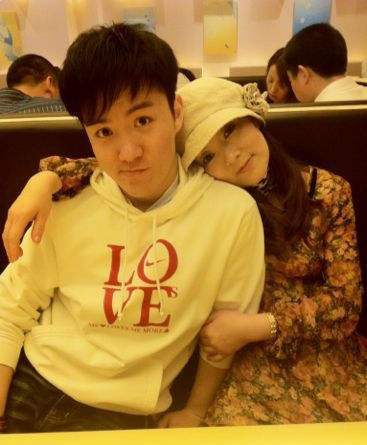 但是生活中的他却非常的幸福,据悉现在的孟智超已经结婚了,老婆长得