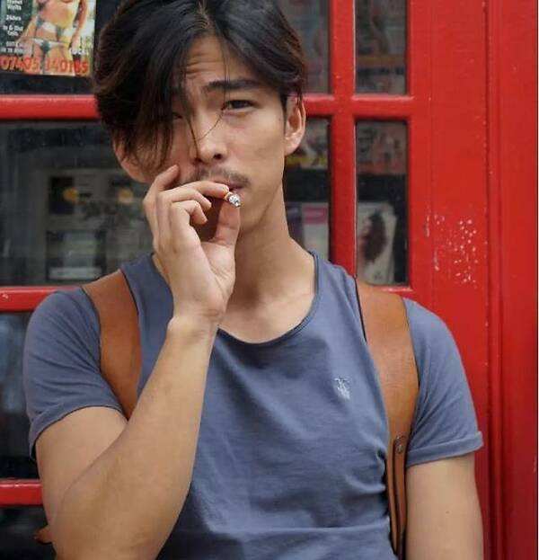 剧中的黄毛彭浩更是个傻小子,他善良,仗义,是小人物的一个缩影.