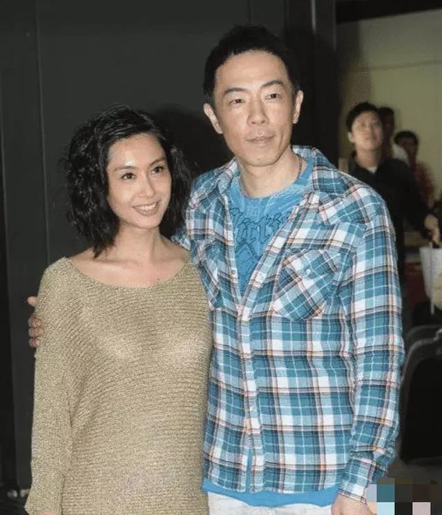 朱茵与老公同行大胆穿着引争议网友金丝软甲