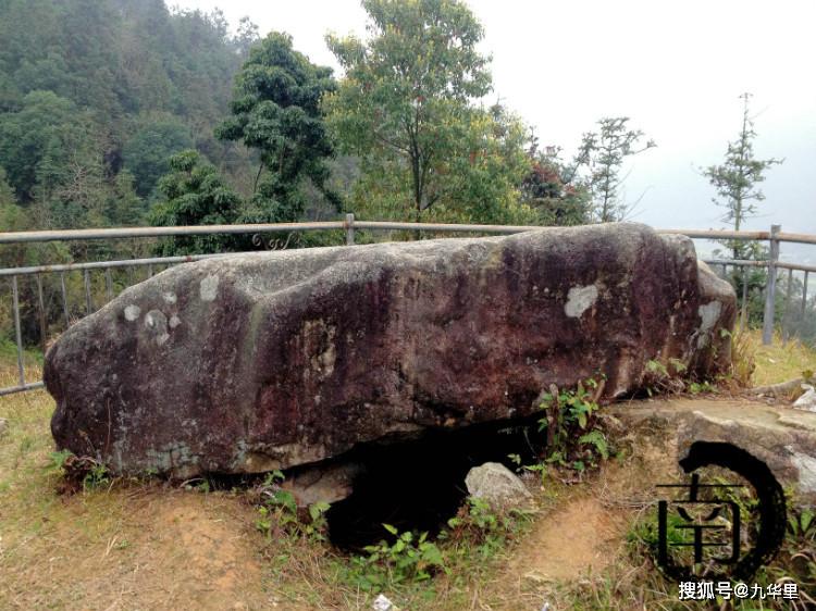 这些石棚墓均筑三面石壁,每壁均由长石紧密排列而成,上置盖石,底铺