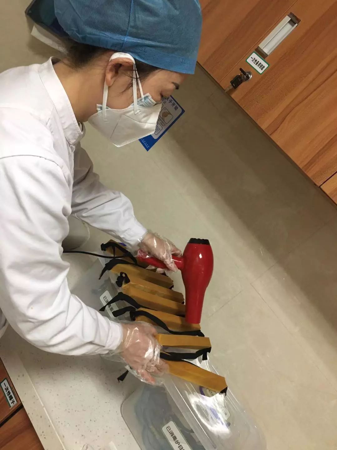 持续至今柳乌桃每天十几个小时坚守在发热门诊一线岗位上领着团队