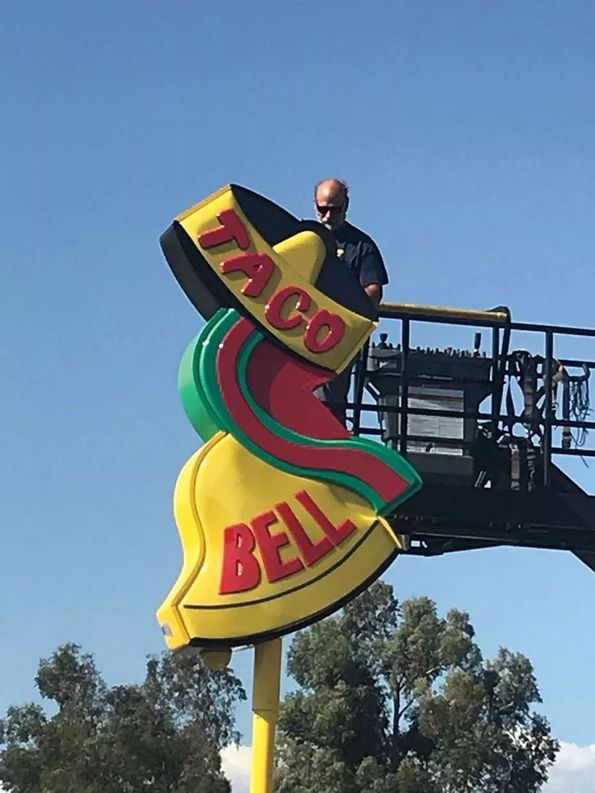 设计师在bruin影院旁重建了过去的hamburger hamlet汉堡店.