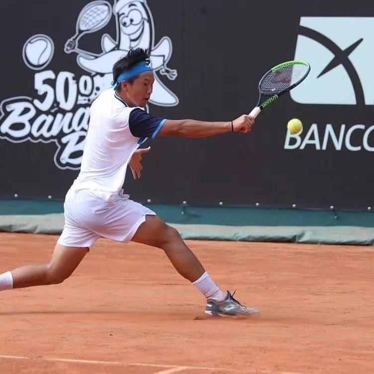 在父亲的影响下,李瀚文走上了网球的道路.