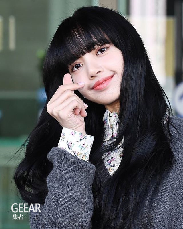 除了全黑的曲发外,lisa亦选择淡妆上阵,就连眼线也只是画了内眼线