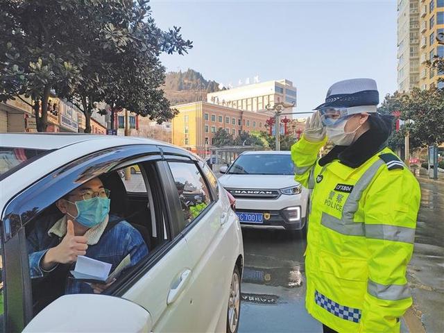 陕西交警风雨无阻战疫情