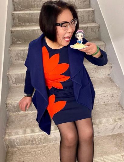 是眼镜就好像每张相都不同款式一样,而特别的是她爱穿性感的黑色丝袜