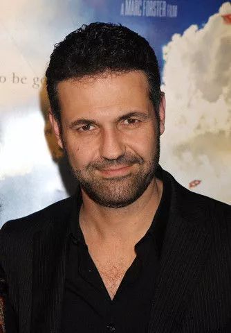 12 岁的阿富汗富家少爷阿米尔和仆人的儿子哈桑情同手足,但是在一场