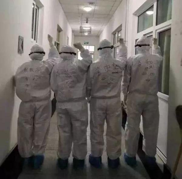 抗疫群英谱白衣作战袍战疫勇当先