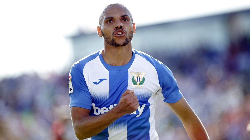 巴萨1800万违约金敲定救火前锋 一年半前还踢英冠_布莱斯怀特