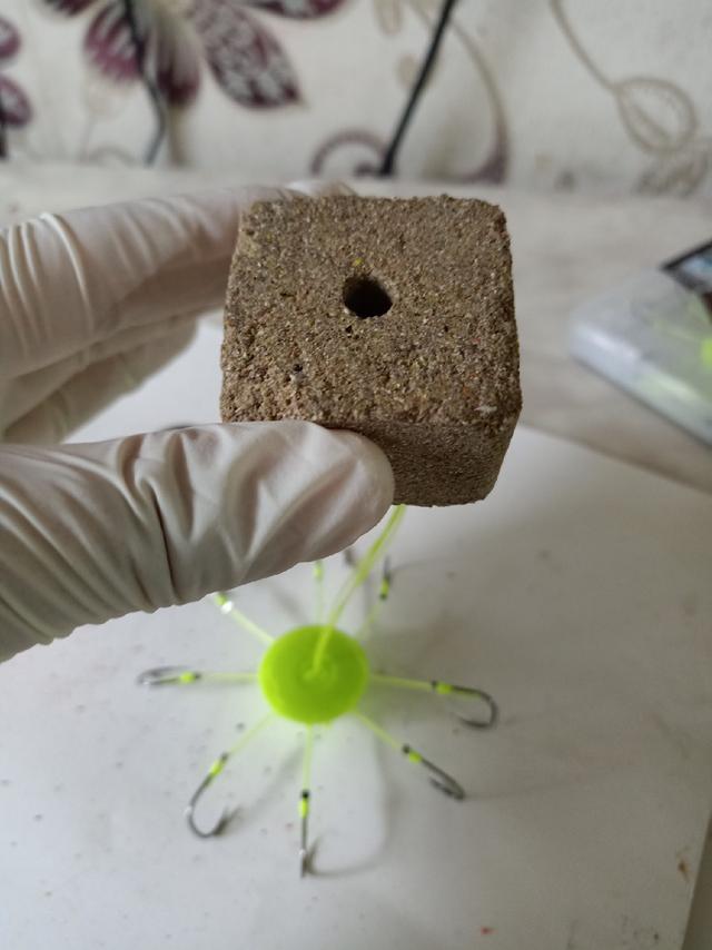 「学钓技」关于抛竿底钓,翻板钩 方块饵应用经验分享_饵料