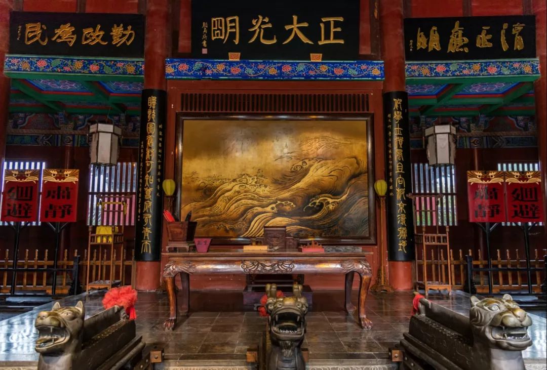 不敢说开封府的每一个官员都能正大光明,铁面无私,但作为天下第一府