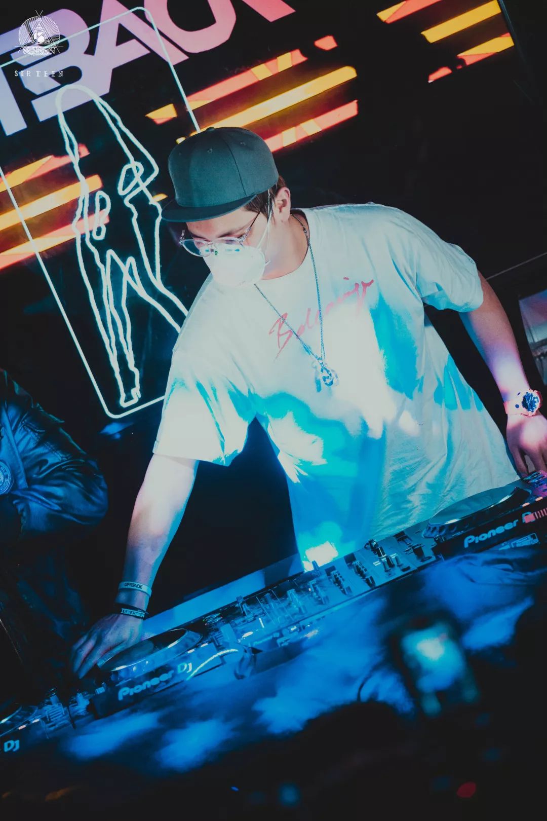 dj giftbackdj rickydj asia在做娱乐的同时拾叁先生也在履行着自己的