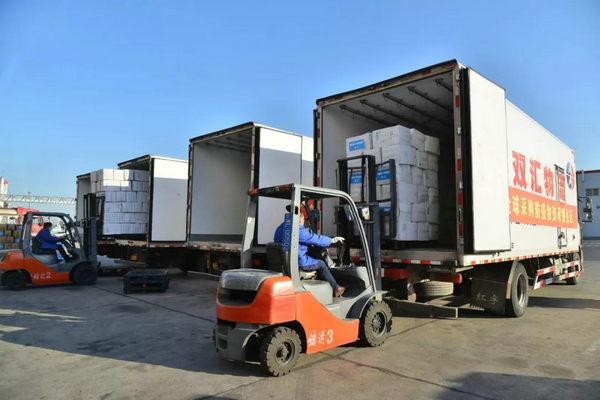 叉车师傅正在紧急装车满载防疫物资的双汇物流车火速出发双汇海外采购
