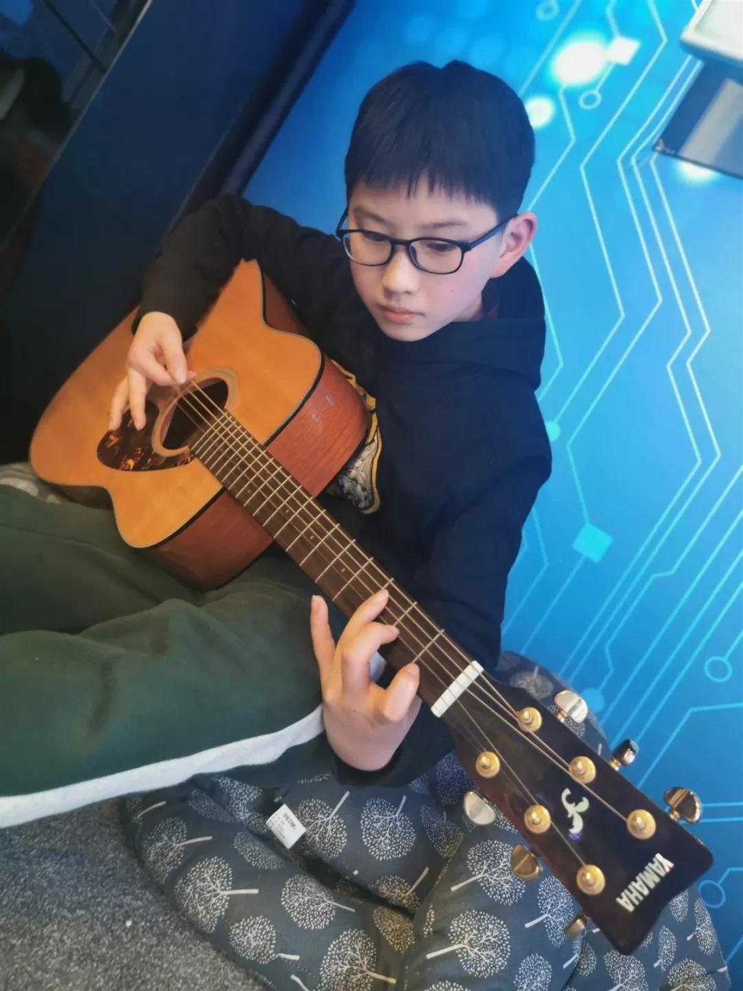 原创托起未来南京英语小主播报道之陈奕铭