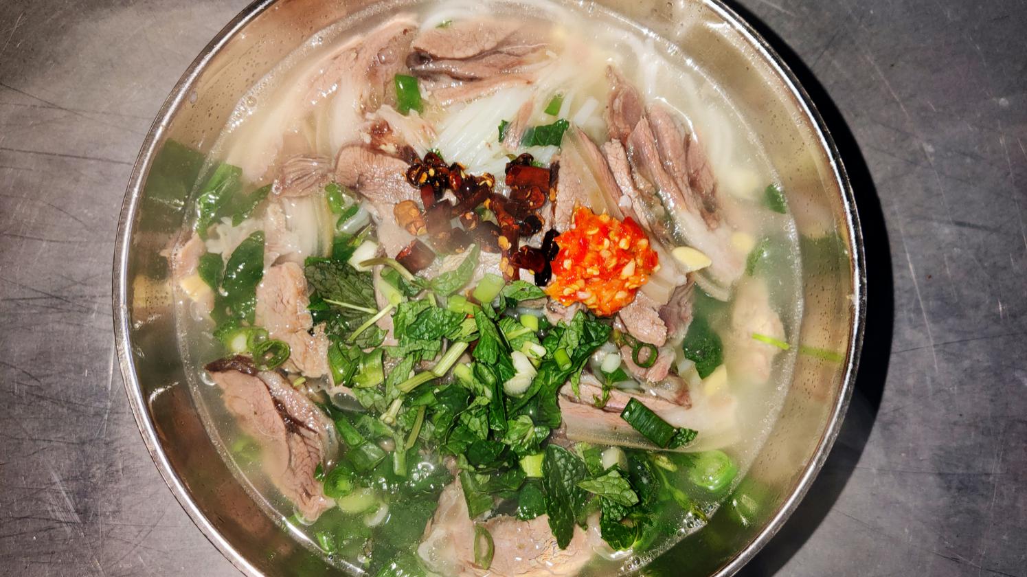 香,味,形俱佳,一点也不夸张,弥勒卤鸡米线可选米线,卷粉,面条,再选择